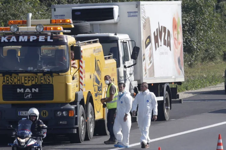 
	Caminh&atilde;o encontrado com refugiados asfixiados, na &Aacute;ustria: pol&iacute;cia acredita que os suspeitos integravam uma de v&aacute;rias quadrilha de tr&aacute;fico de pessoas
 (Reuters / Heinz-Peter Bader)
