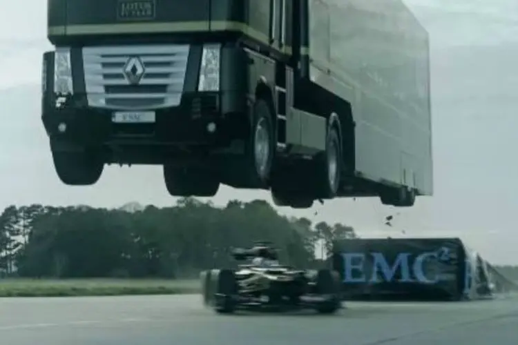 Caminhão salta sobre carro de F1: distância que caminhão percorreu no ar é recorde (Reprodução/YouTube/EMC)