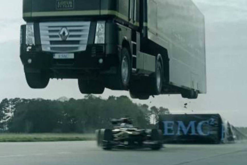 Caminhão salta sobre carro de Fórmula 1 em ação publicitária