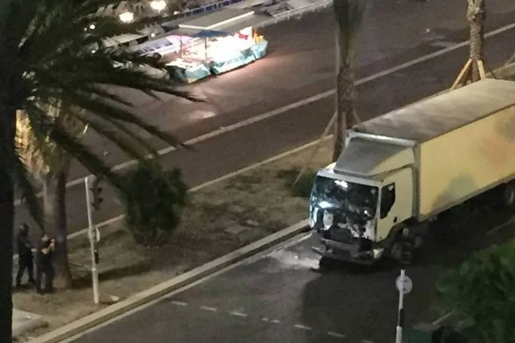 
	Ataque em Nice: um homem dirigindo um caminh&atilde;o avan&ccedil;ou contra uma multid&atilde;o que celebrava o feriado do Dia da Bastilha em Nice
 (Reprodução/Twitter/Nice-Matin)