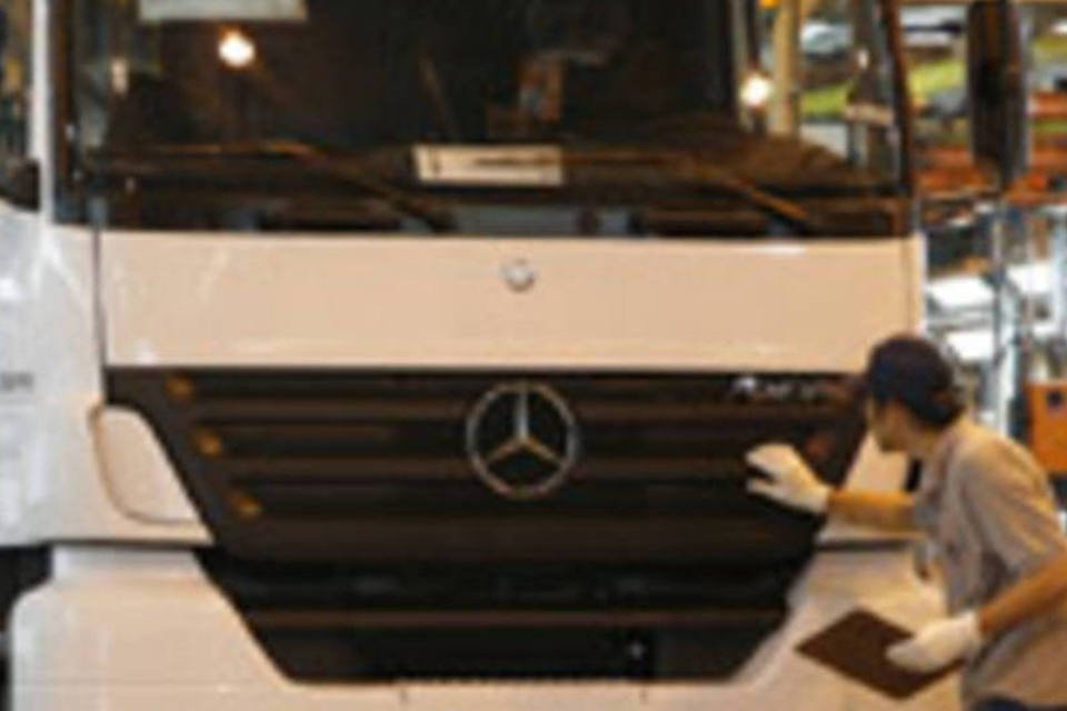 Mercedes contrata 800 para reforçar linha de caminhões em São Bernardo