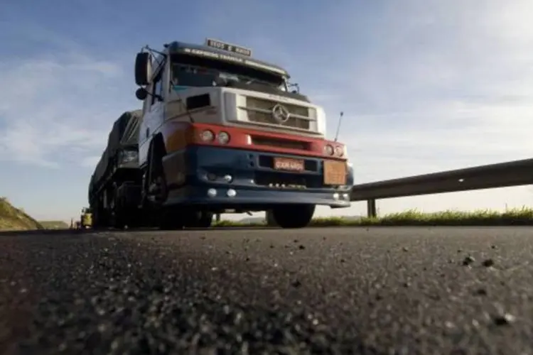 
	Caminh&atilde;o na Fern&atilde;o Dias: paralisa&ccedil;&atilde;o ocorrer&aacute; contra o aumento do &oacute;leo diesel, dos tributos e tamb&eacute;m contra a restri&ccedil;&atilde;o de circula&ccedil;&atilde;o de caminh&otilde;es
 (Claudio Rossi/EXAME)