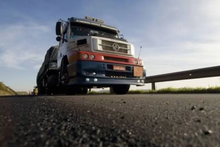 Caminhão na rodovia Fernão Dias, trecho com asfalto novo (Claudio Rossi/EXAME)