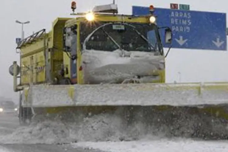 Caminhão retira neve de estrada no norte da França em meio a fortes nevascas em toda a Europa (Pascal Rossignol/Reuters)