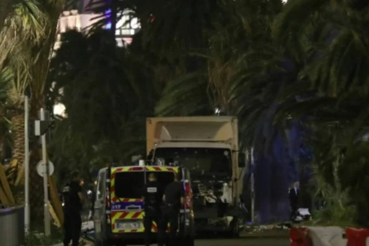 
	Caminh&atilde;o que avan&ccedil;ou sobre multid&atilde;o em Nice, Fran&ccedil;a: informa&ccedil;&atilde;o sobre morte de motorista foi dada pelo subprefeito da cidade, S&eacute;bastien Humbert
 (VALERY HACHE/AFP)