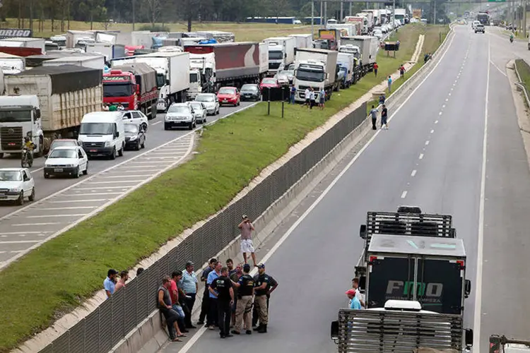 Polícia Federal fala com caminhoneiros durante protesto na BR-116, em Curitiba (REUTERS/Rododlfo Burher)