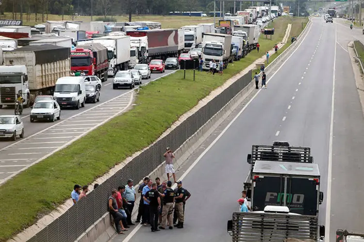 
	Protesto: caminhoneiros chegaram a colocar fogo em pneus no per&iacute;odo da manh&atilde;
 (REUTERS/Rododlfo Burher)