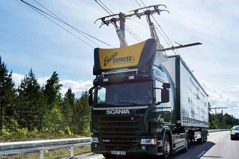 Suécia testa 1ª rodovia elétrica para caminhões do mundo