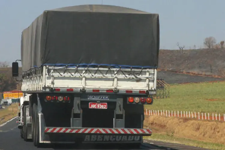 
	Caminh&atilde;o viaja em rodovia: a Lei do&nbsp;Caminhoneiro&nbsp;&eacute; contestada por empresas geradoras de cargas por obrigar a uma parada de trinta minutos a cada quatro horas de dire&ccedil;&atilde;o
 (Marcos Santos/USP Imagens)