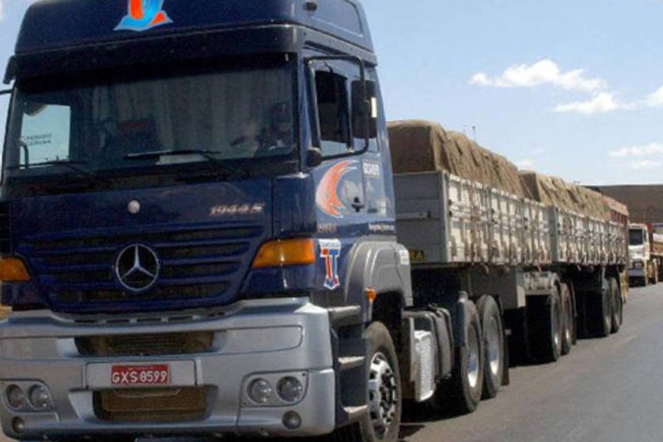 Greve de caminhoneiros causa desabastecimento e prejudica exportações