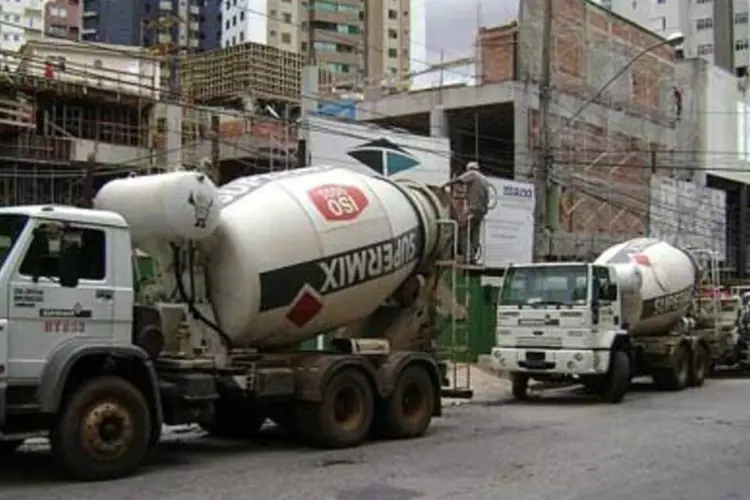 Caminhões de cimento em frente à construção do Shopping Plaza Anchieta, em Belo Horizonte. (./Wikimedia Commons)