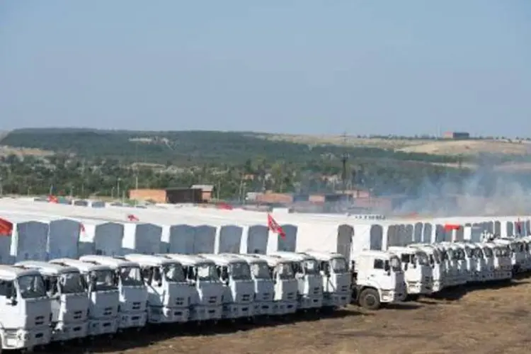 
	Caminh&otilde;es de ajuda humanit&aacute;ria russos, estacionados a 30km da fronteira com a Ucr&acirc;nia
 (Dmitri Serebriakov/AFP)