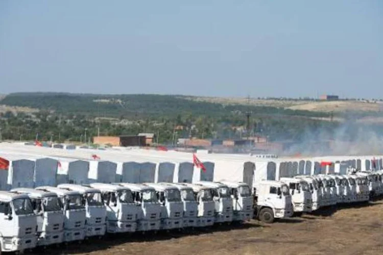 
	Caminh&otilde;es de ajuda russos, estacionados a 30km da fronteira com a Ucr&acirc;nia
 (Dmitri Serebriakov/AFP)