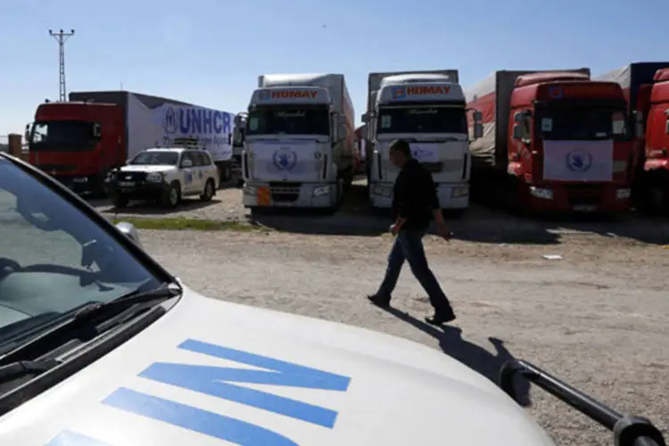 Caminhões com ajuda humanitária da ONU aguardam na fronteira turca com a Síria, na província de Mardin (Umit Bektas/Reuters)