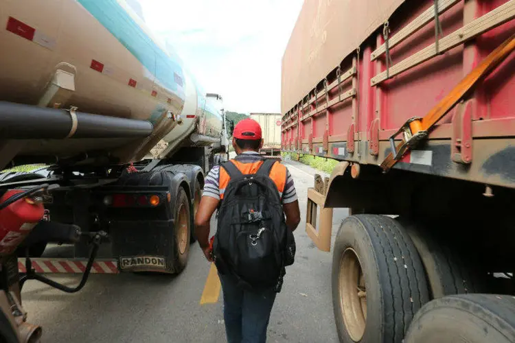 
	Homem caminha entre caminh&otilde;es parados na estrada em s&eacute;rie de manifesta&ccedil;&otilde;es do final de fevereiro
 (Sérgio Vale/Secom/Fotos Públicas)