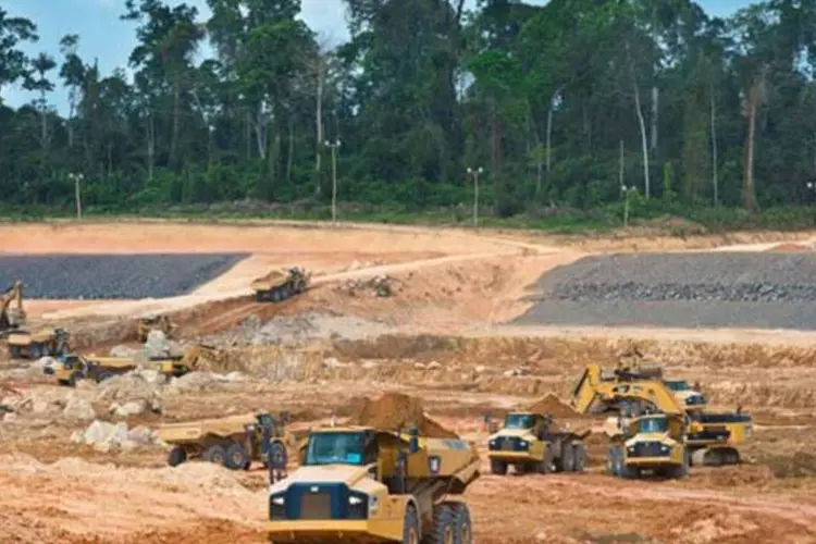 
	Caminh&otilde;es trabalham em obra da barragem principal de Belo Monte: as obras, portanto, pode ser executadas normalmente
 (Germano Lüders/EXAME.com)