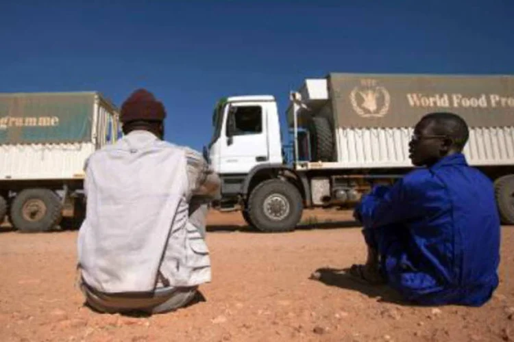 
	Caminh&otilde;es do Programa Mundial de Alimentos, da ONU: imagens que circulam nas redes sociais mostram a comida sendo entregue em caixas de papel&atilde;o com a marca &quot;Estado Isl&acirc;mico na S&iacute;ria&quot;
 (Albert Gonzalez Farran/AFP)