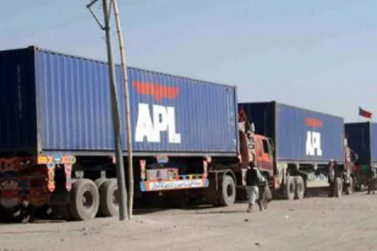 Caminhões da Otan aguardam em fronteira do Paquistão: país suspendeu, por segurança, a circulação de comboios da organização (Asghar Achakzai/AFP)