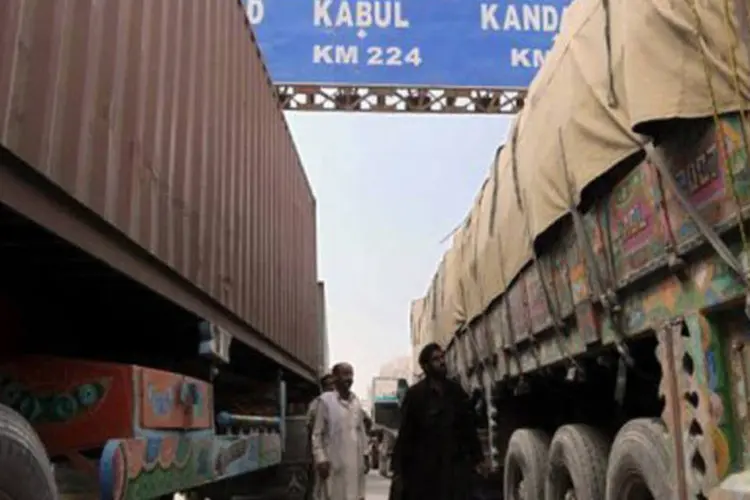 Caminhões paquistaneses em Torkham, perto da fronteira Paquistão-Afeganistão: EUA e Paquistão concluíram um acordo na terça-feira que permite a retomada do tráfego  (A. Majeed/AFP)