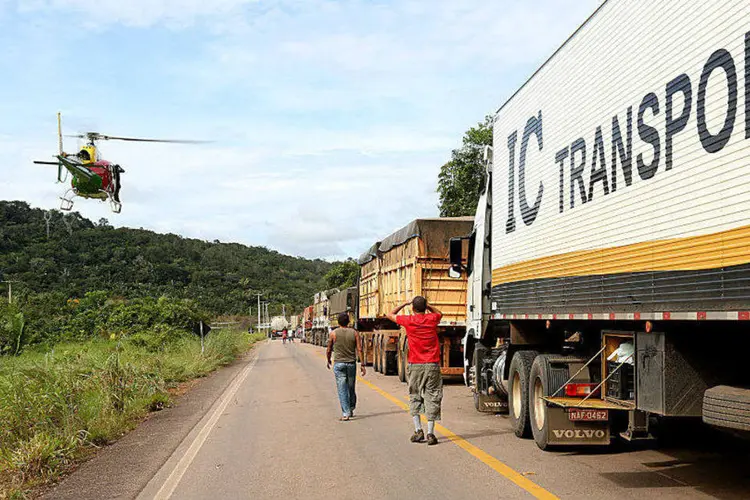 
	Caminh&otilde;es parados em estrada: reajuste das concession&aacute;rias afetadas pela mudan&ccedil;a ser&aacute; entre final de junho e in&iacute;cio de agosto
 (Sérgio Vale/Secom/Fotos Públicas)