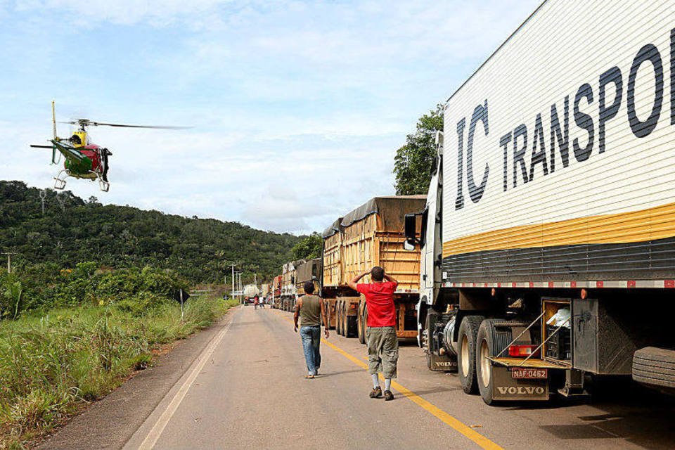 Paralisação de caminhoneiros prejudica abastecimento no país