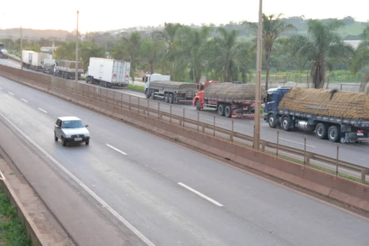 Caminhões em protesto: foi autorizado, se necessário, uso de força policial para desocupar rodovias (Jornal Cidades – MG/Fotos Públicas)