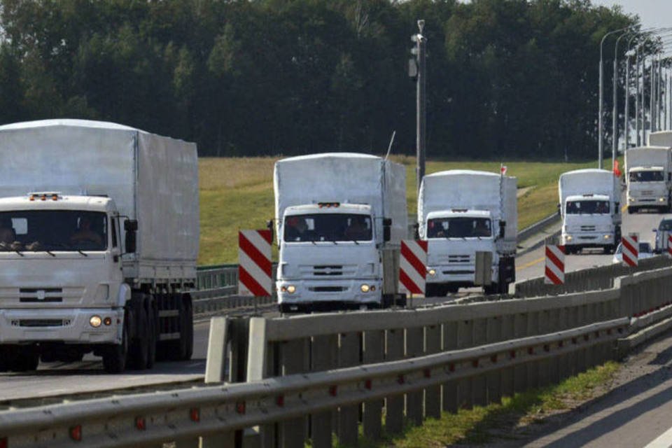 Guardas de fronteira da Ucrânia revistam caminhões da Rússia