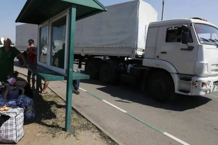 Caminhões russos com ajuda humanitária atravessam a fronteira para a Ucrânia na região russa de Rostov (Alexander Demianchuk/Reuters)