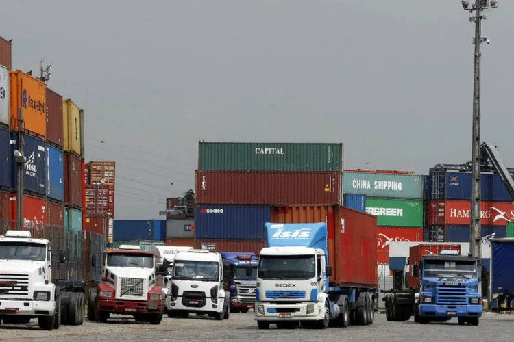 
	Caminh&otilde;es parados no Porto de Santos
 (Paulo Whitaker/Reuters)