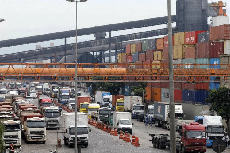 
	Caminh&otilde;es em fila em terminal do Porto de Santos: o preju&iacute;zo, contudo, n&atilde;o est&aacute; descartado se a restri&ccedil;&atilde;o continuar
 (Paulo Whitaker/Reuters)