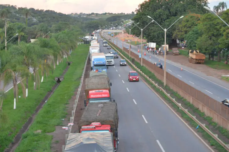 Protesto de caminhoneiros: estão cruzando as rodovias só veículos de passeio, ônibus e ambulâncias (Jornal Cidades – MG/Fotos Públicas)