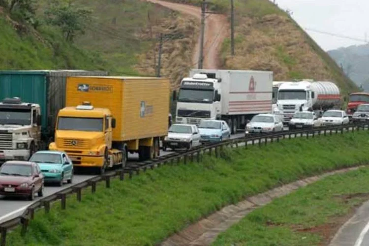 Caminhões e carros: durante a madrugada houve queima de pneus sobre a pista de rodovias federais em Pelotas (Quatro Rodas)