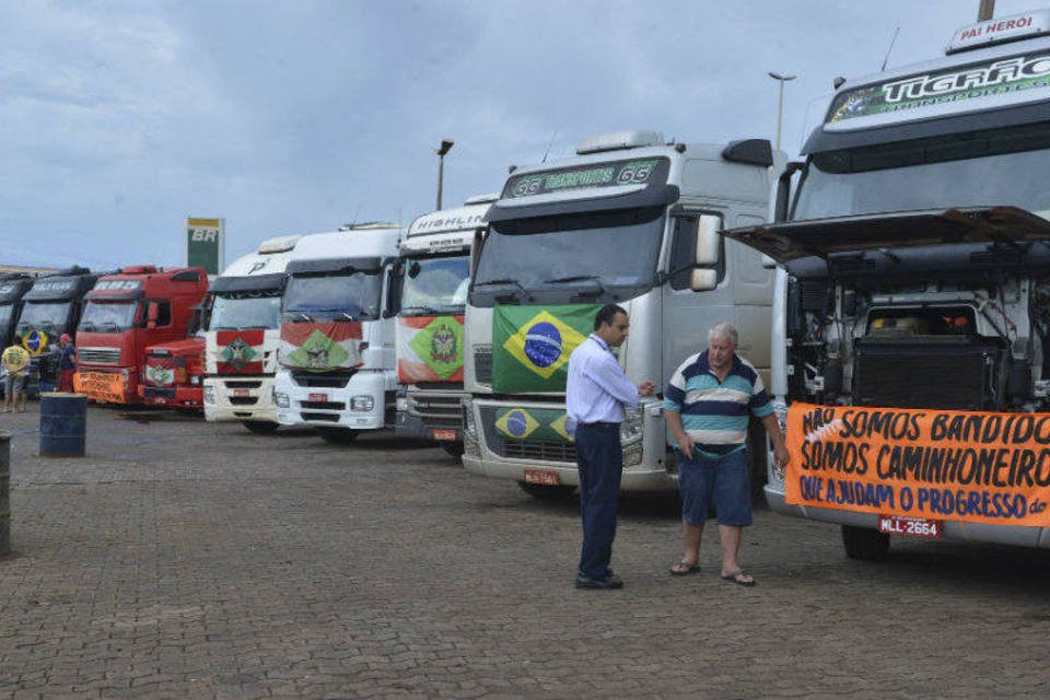 Greve de caminhoneiros perde força, segundo comitê de crise