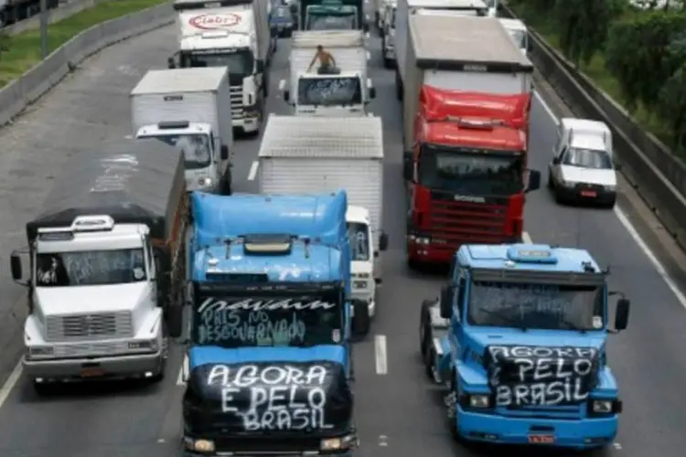 Caminhoneiros bloqueiam a Marginal Tietê: "Dilma tem que sair, queremos o 'impeachment'. Enquanto não sair, ficamos aqui parados", disse caminhoneiro (Miguel Schincariol/AFP)