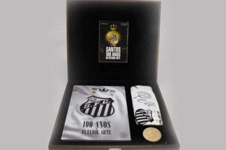 A assinatura do ex-jogador Pelé na camisa I é um dos itens de colecionador do kit Especial Centenário Edição Limitada (Santos FC/Divulgação)
