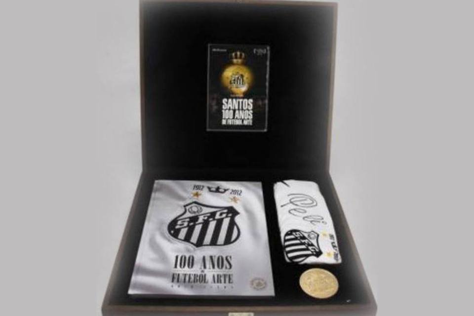A assinatura do ex-jogador Pelé na camisa I é um dos itens de colecionador do kit Especial Centenário Edição Limitada (Divulgação)