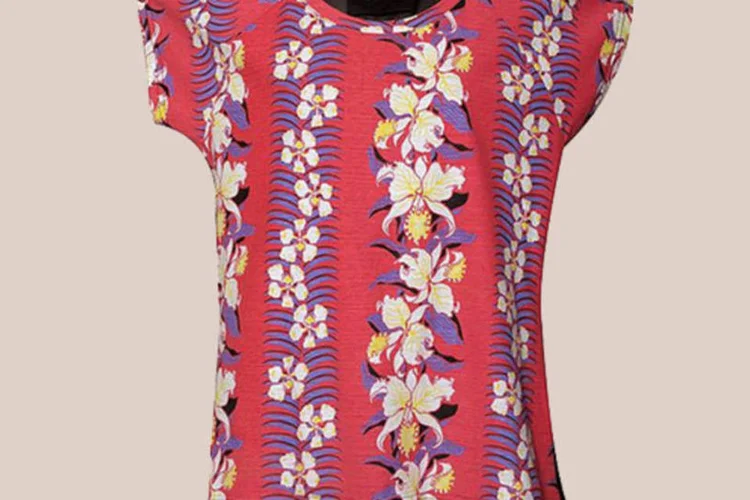 Roupas trazem estampas de hibiscos, poás, rendas, listras largas com contrastes de cores fortes, além de coqueiros e detalhes desgastados (Divulgação)