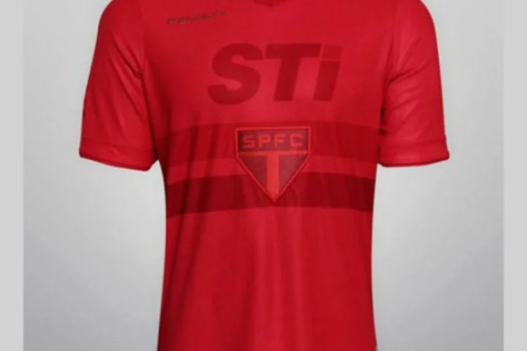 
	Camisa comemorativa do S&atilde;o Paulo: ao custo de R$ 209,90 cada uma, o clube fica com quase R$ 21 de receita por unidade
 (Divulgação)
