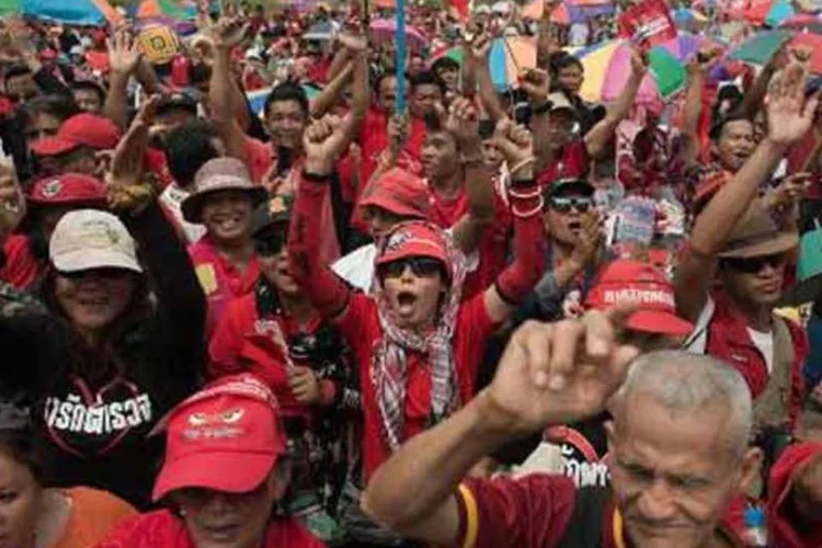 'Camisas Vermelhas' protestam em Phutthamonthon, um subúrbio de Bangcoc (Afp.com / NICOLAS ASFOURI)