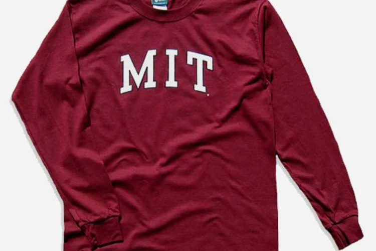 
	Camiseta do MIT: Mulher s&oacute; foi liberada depois que os respons&aacute;veis se deram conta que a camiseta era do famoso Instituto de Tecnologia de Massachusetts
 (Divulgação/MIT Ivy League)