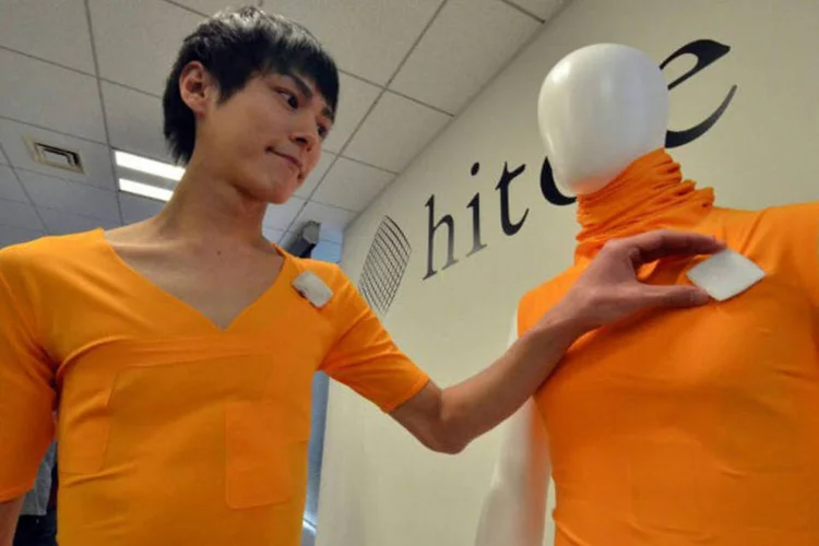 
	Camiseta &quot;smart&quot;: a aparelho obt&eacute;m os dados da fibra condutora da camiseta e os envia a um smartphone
 (Yoshikazu Tsuno / AFP)