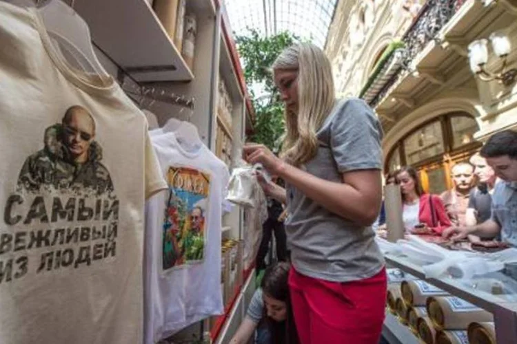 
	Estampas de Vladimir Putin: &quot;foi um bom momento para lan&ccedil;ar produto&quot;, diz designer
 (Dmitry Serebryakov/AFP)