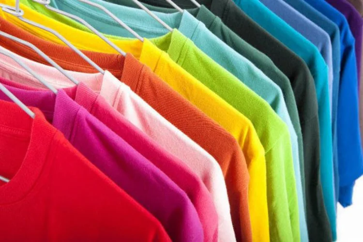 Camisetas: orientação para os alunos usarem peças de roupas vermelhas, associada pela direção da escola à responsabilidade no combate à dengue, gerou acusações de apoio ao governo (Foto/Thinkstock)