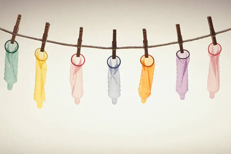 Preservativos: "Entre 800 e 1.000 casos envolvem menores de 25 anos que frequentemente utilizam o preservativo na primeira relação sexual, mas não nos encontros seguintes", diz ministra (Keith Brofsky/Thinkstock/Thinkstock)
