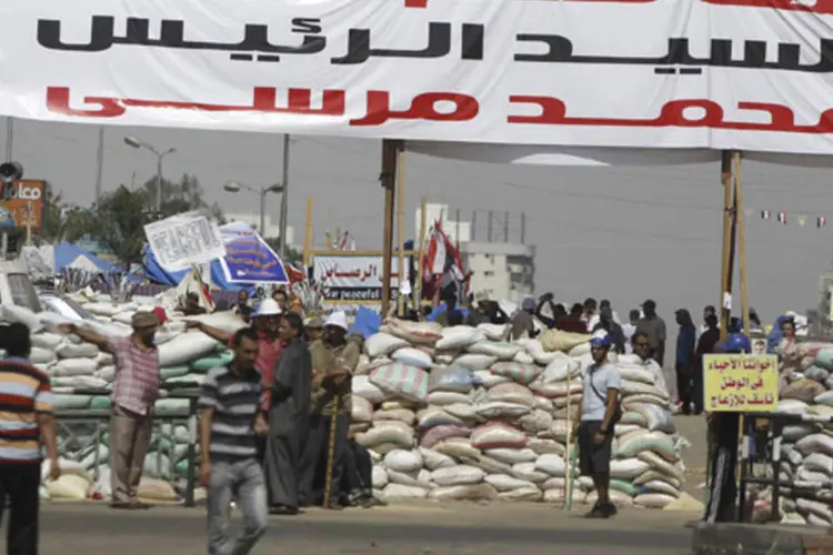 Entrada do acampamento: acampamentos da praça al-Nahda da mesquita de Rabaa al-Adawiya se tornaram o epicentro da crise política no Egito desde a derrubada de Mursi (Amr Abdallah Dalsh/Reuters)