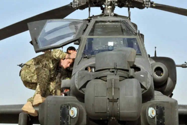 
	Pr&iacute;ncipe Harry examina avi&atilde;o de combate na base de Camp Bastion, no Afeganist&atilde;o
 (Pool/ Getty Images)