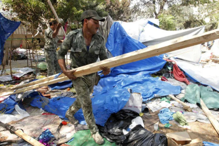 
	Soldado limpa restos de acampamento: decis&atilde;o de dissolver &agrave; for&ccedil;a as concentra&ccedil;&otilde;es da Irmandade desafiou os apelos ocidentais por modera&ccedil;&atilde;o e por uma solu&ccedil;&atilde;o negociada
 (Mohamed Abd El Ghany/Reuters)
