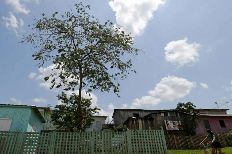 Mulher observa campanha eleitoral no Acre: "voto porque é obrigatório", diz eleitora (Sergio Moraes/Reuters)