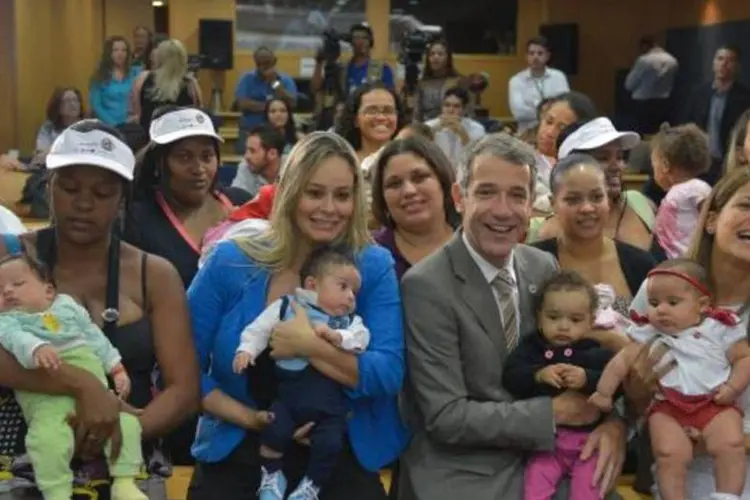 Ministro Arthur Chioro lança a campanha de aleitamento materno. Participa da solenidade, a madrinha da campanha, a atriz Nívea Stelmann, com sua filha (Wilson Dias/Agência Brasil)