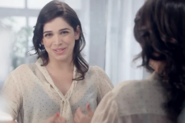 
	Campanha da Avon causa impacto negativo na web: v&iacute;deo &ldquo;quilinhos&rdquo; mostra dilemas de mulher que conversa com sua pr&oacute;pria imagem no espelho
 (Reprodução/YouTube/AvonBR)